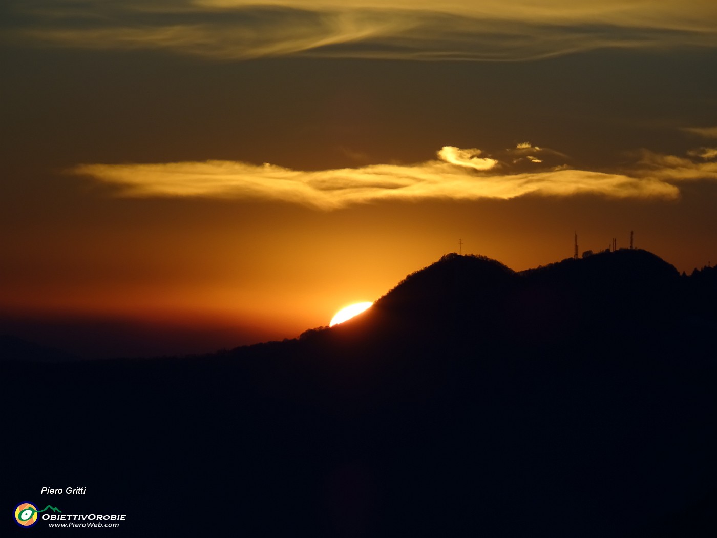 07 ...e ci godiamo anche un bel tramonto del sole che cala in Ubione e Linzone.JPG